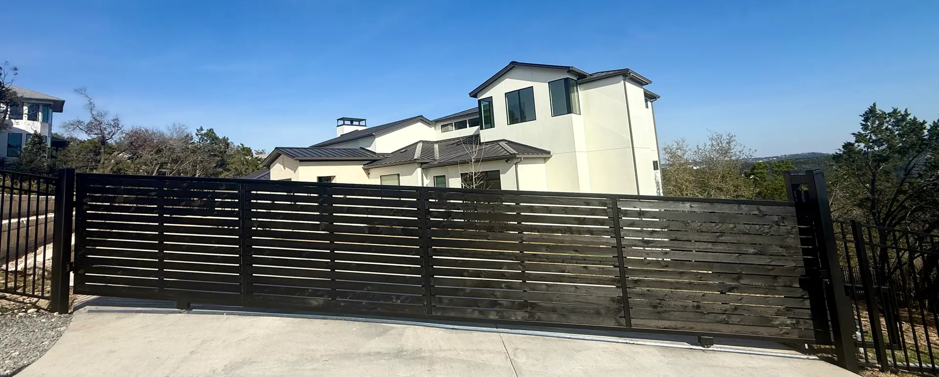 Horizontal-slat automatic driveway gate
